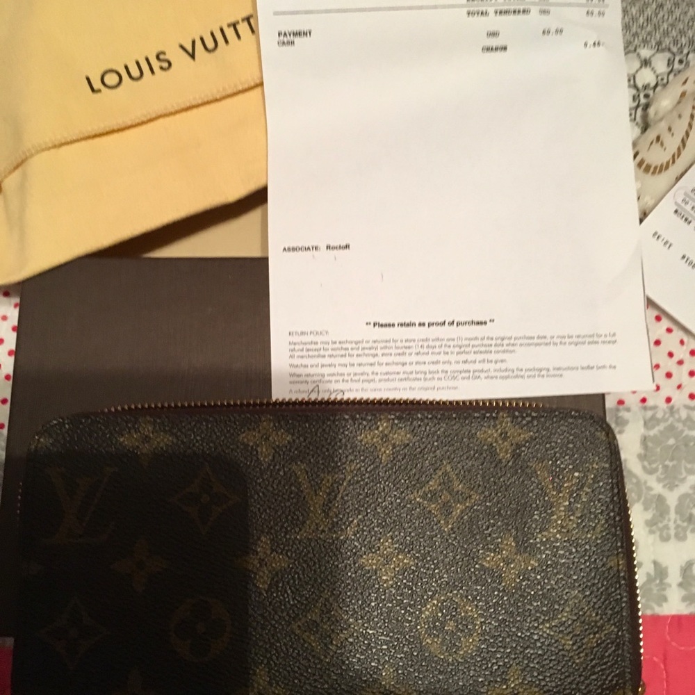 LVAuthentic wallet Sarah zip around great cond.